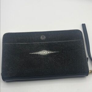Black and White Stingray Textured Clutch
